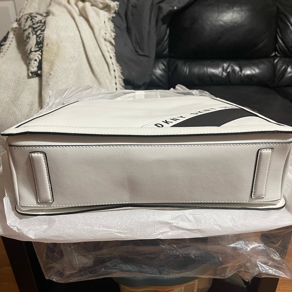 DKNY Bond North South Tote Bag White/black. Item # R94bzf35. BNWT!! - Picture 2 of 7
